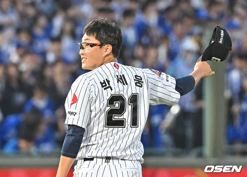 23일 부산 사직야구장에서 2026 신한 SOL KBO 리그 롯데 자이언츠와 삼성 라이온즈의 경기가 열렸다. 홈팀 롯데는 박세웅이, 방문팀 삼성은 장찬희가 선발 출전했다.롯데 자이언츠 선발 투수 박세웅이 7회초 삼성 라이온즈 김성윤의 타구를 몸을 날려 잡은 레이예스를 향해 감사 인사를 하고 있다. 2026.05.23 / foto0307@osen.co.kr