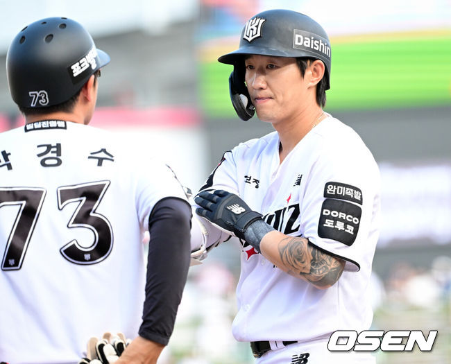[OSEN=수원, 조은정 기자]23일 수원 KT위즈파크에서 2026 신한 SOL KBO리그 KT 위즈와 NC 다이노스의 경기가 열렸다.이날 KT는 사우어, NC는 구창모를 선발로 내세웠다.1회말 2사 1,2루에서 KT 김민혁이 선제 적시타를 날린 뒤 세리머니를 하고 있다. 2026.05.23 /cej@osen.co.kr