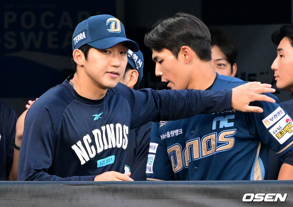 23일 수원 KT위즈파크에서 2026 신한 SOL KBO리그 KT 위즈와 NC 다이노스의 경기가 열렸다.이날 KT는 사우어, NC는 구창모를 선발로 내세웠다.6회초 1사 1루에서 NC 신재인이 좌월 투런 홈런을 날린 뒤 홈에서 구창모의 축하를 받고 있다. 2026.05.23 /cej@osen.co.kr