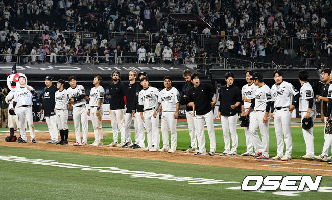 [OSEN=수원, 조은정 기자]23일 수원 KT위즈파크에서 2026 신한 SOL KBO리그 KT 위즈와 NC 다이노스의 경기가 열렸다.이날 KT가 NC를 상대로 10-4 승리를 거뒀다.KT가 승리를 기뻐하고 있다. 2026.05.23 /cej@osen.co.kr