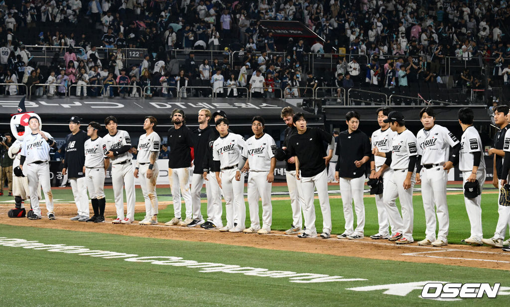 23일 수원 KT위즈파크에서 2026 신한 SOL KBO리그 KT 위즈와 NC 다이노스의 경기가 열렸다.이날 KT가 NC를 상대로 10-4 승리를 거뒀다.KT가 승리를 기뻐하고 있다. 2026.05.23 /cej@osen.co.kr
