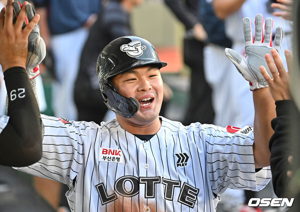 23일 부산 사직야구장에서 2026 신한 SOL KBO 리그 롯데 자이언츠와 삼성 라이온즈의 경기가 열렸다. 홈팀 롯데는 박세웅이, 방문팀 삼성은 장찬희가 선발 출전했다.롯데 자이언츠 김동현이 5회말 2사 3루 박승욱의 좌중간 1타점 2루타때 득점을 올리고 기뻐하고 있다. 2026.05.23 / foto0307@osen.co.kr