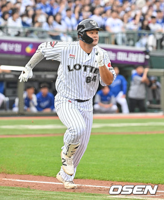[OSEN=부산, 이석우 기자] 23일 부산 사직야구장에서 2026 신한 SOL KBO 리그 롯데 자이언츠와 삼성 라이온즈의 경기가 열렸다. 홈팀 롯데는 박세웅이, 방문팀 삼성은 장찬희가 선발 출전했다.롯데 자이언츠 김동현이 2회말 우익수 오른쪽 2루타를 치고 진루하고 있다. 2026.05.23 / foto0307@osen.co.kr
