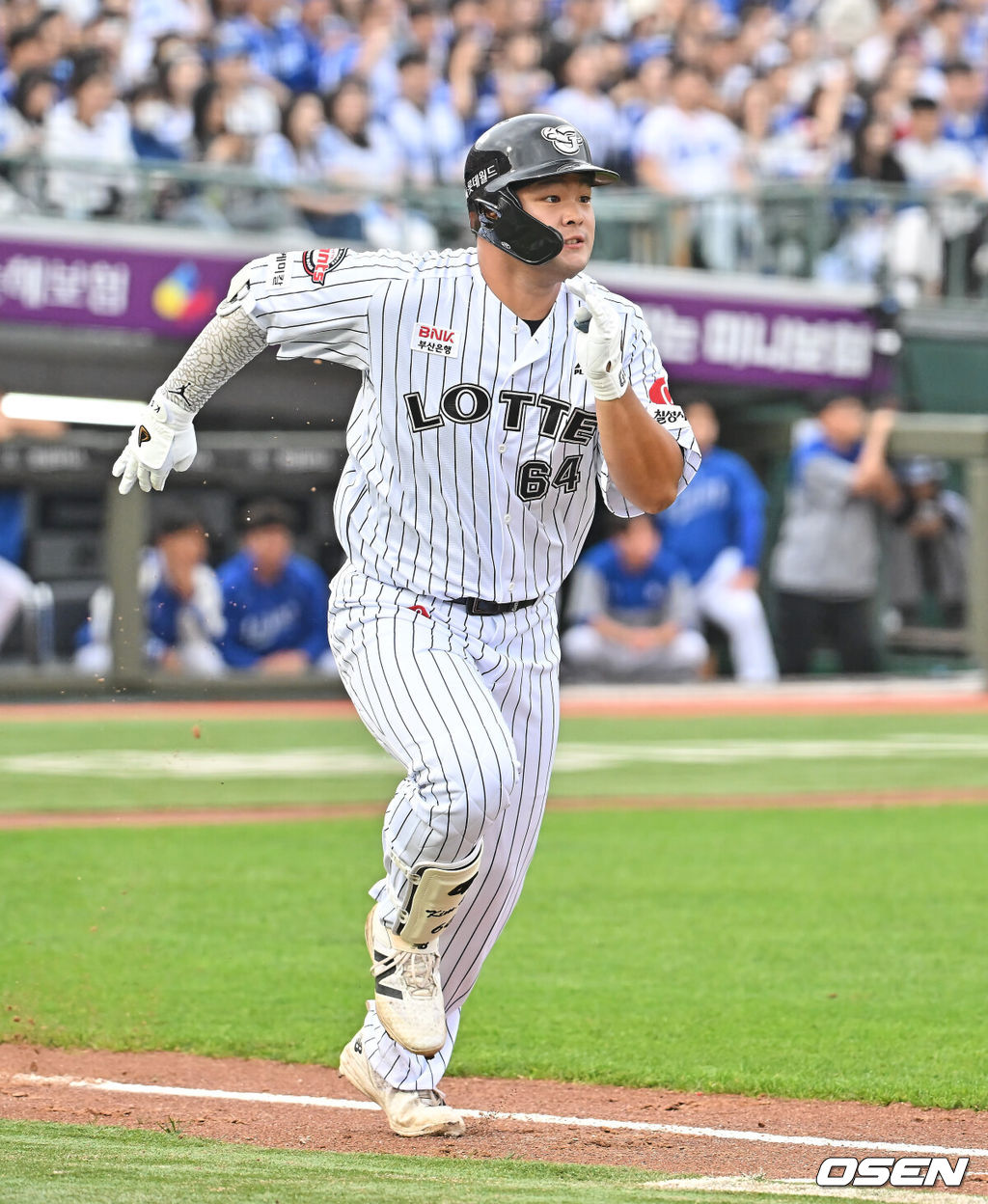 23일 부산 사직야구장에서 2026 신한 SOL KBO 리그 롯데 자이언츠와 삼성 라이온즈의 경기가 열렸다. 홈팀 롯데는 박세웅이, 방문팀 삼성은 장찬희가 선발 출전했다.롯데 자이언츠 김동현이 2회말 우익수 오른쪽 2루타를 치고 진루하고 있다. 2026.05.23 / foto0307@osen.co.kr