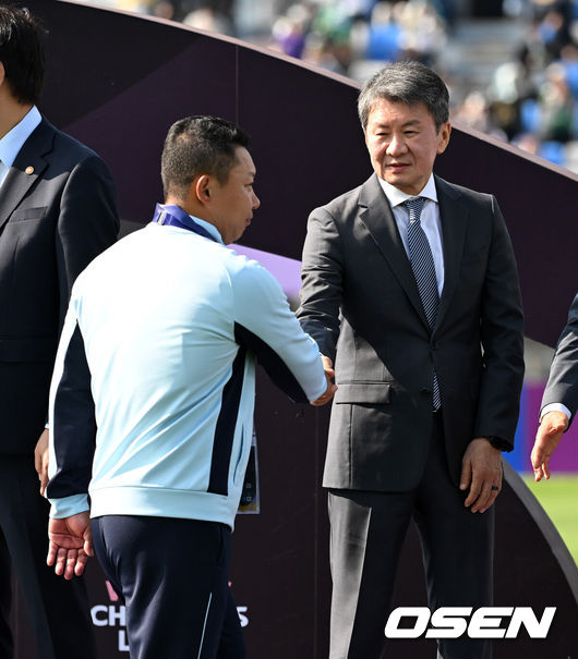 [OSEN=수원, 이대선 기자] 우승컵도, 100만 달러(약 15억 원) 우승 상금도 북한 내고향여자축구단 차지가 됐다. 논란 속 한국에서 열린 결승전에서 내고향은 일본 도쿄 베르디 벨레자를 꺾고 아시아 정상에 올랐다. 경기장 분위기 역시 마지막까지 씁쓸함을 남겼다.내고향은 23일 오후 수원종합운동장에서 열린 2025-2026 아시아축구연맹(AFC) 여자 챔피언스리그(AWCL) 결승전에서 도쿄 베르디를 1-0으로 꺾고 우승을 차지했다. 이날 공식 관중은 2670명이었다.경기 종료 후 내고향여자축구단 리유일 감독이 정몽규 대한축구협회 회장과 인사를 나누고 있다. 2026.05.23 /sunday@osen.co.kr