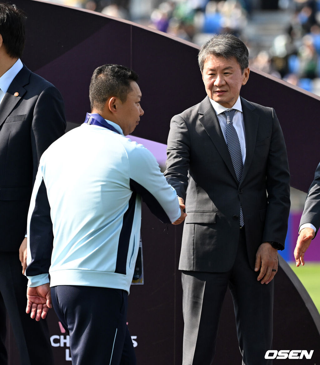우승컵도, 100만 달러(약 15억 원) 우승 상금도 북한 내고향여자축구단 차지가 됐다. 논란 속 한국에서 열린 결승전에서 내고향은 일본 도쿄 베르디 벨레자를 꺾고 아시아 정상에 올랐다. 경기장 분위기 역시 마지막까지 씁쓸함을 남겼다.내고향은 23일 오후 수원종합운동장에서 열린 2025-2026 아시아축구연맹(AFC) 여자 챔피언스리그(AWCL) 결승전에서 도쿄 베르디를 1-0으로 꺾고 우승을 차지했다. 이날 공식 관중은 2670명이었다.경기 종료 후 내고향여자축구단 리유일 감독이 정몽규 대한축구협회 회장과 인사를 나누고 있다. 2026.05.23 /sunday@osen.co.kr