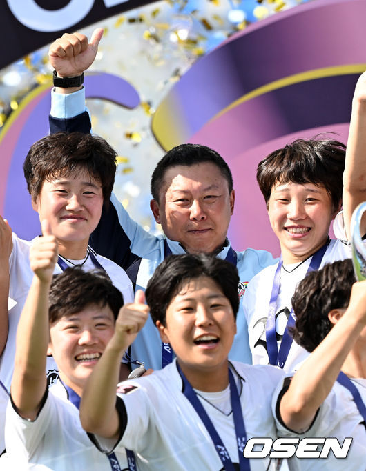 [OSEN=수원, 이대선 기자] 우승컵도, 100만 달러(약 15억 원) 우승 상금도 북한 내고향여자축구단 차지가 됐다. 논란 속 한국에서 열린 결승전에서 내고향은 일본 도쿄 베르디 벨레자를 꺾고 아시아 정상에 올랐다. 경기장 분위기 역시 마지막까지 씁쓸함을 남겼다.내고향은 23일 오후 수원종합운동장에서 열린 2025-2026 아시아축구연맹(AFC) 여자 챔피언스리그(AWCL) 결승전에서 도쿄 베르디를 1-0으로 꺾고 우승을 차지했다. 이날 공식 관중은 2670명이었다.경기 종료 후 내고향여자축구단 리유일 감독이 우승 세리머니를 하고 있다. 2026.05.23 /sunday@osen.co.kr
