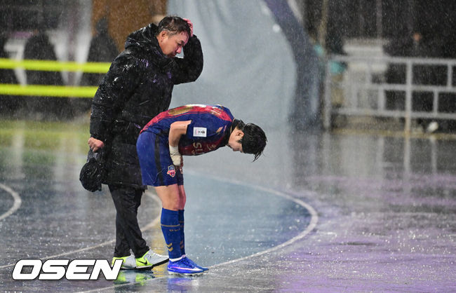 [OSEN=수원, 박준형 기자]한국에서 처음으로 열린 남북 여자 축구 클럽 간 대결에서 수원FC위민이 북한 내고향여자축구단에 역전패를 당했다.수원FC 위민은 20일 수원종합운동장에서 열린 2025-2026시즌 아시아축구연맹(AFC) 여자 챔피언스리그(AWCL) 4강전에서 북한 평양 내고향여자축구단과 경기에서 1-2로 패배했다.경기종료 후 수원FC 위민 지소연이 서포터즈에게 미안함을 표시하고 있다.  2026.05.20 /soul1014@osen.co.kr