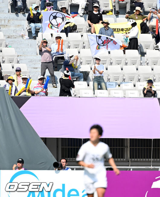 [OSEN=수원, 이대선 기자] 23일 오후 수원종합운동장에서 2025~2026시즌 아시아축구연맹(AFC) 여자 챔피언스리그(AWCL) 결승 북한 내고향여자축구단과 도쿄 베르디의 경기가 열렸다.AWCL은 아시아 각국 여자 축구 리그의 우승팀들이 격돌하는 대회로 2년 전 AFC가 여자 축구 활성화를 위해 출범시켰다.이 대회의 우승 상금은 100만 달러(약 15억 1000만 원), 준우승 상금은 50만 달러(약 7억 5400만 원)다.후반 관중들이 내고향여자축구단 깃발을 흔들며 응원하고 있다. 2026.05.23 /sunday@osen.co.kr