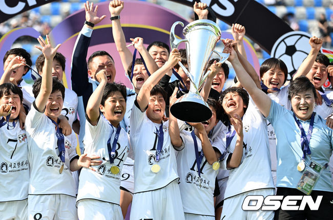 [OSEN=수원, 이대선 기자] 우승컵도, 100만 달러(약 15억 원) 우승 상금도 북한 내고향여자축구단 차지가 됐다. 논란 속 한국에서 열린 결승전에서 내고향은 일본 도쿄 베르디 벨레자를 꺾고 아시아 정상에 올랐다. 경기장 분위기 역시 마지막까지 씁쓸함을 남겼다.내고향은 23일 오후 수원종합운동장에서 열린 2025-2026 아시아축구연맹(AFC) 여자 챔피언스리그(AWCL) 결승전에서 도쿄 베르디를 1-0으로 꺾고 우승을 차지했다. 이날 공식 관중은 2670명이었다.경기 종료 후 내고향여자축구단 선수들이 우승 세리머니를 하고 있다. 2026.05.23 /sunday@osen.co.kr