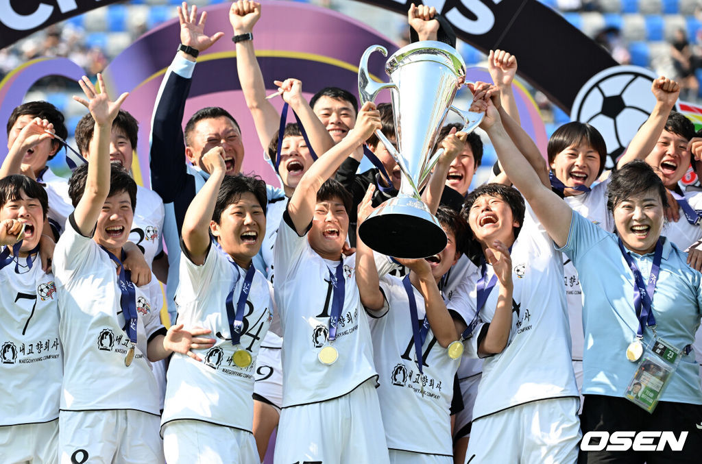 우승컵도, 100만 달러(약 15억 원) 우승 상금도 북한 내고향여자축구단 차지가 됐다. 논란 속 한국에서 열린 결승전에서 내고향은 일본 도쿄 베르디 벨레자를 꺾고 아시아 정상에 올랐다. 경기장 분위기 역시 마지막까지 씁쓸함을 남겼다.내고향은 23일 오후 수원종합운동장에서 열린 2025-2026 아시아축구연맹(AFC) 여자 챔피언스리그(AWCL) 결승전에서 도쿄 베르디를 1-0으로 꺾고 우승을 차지했다. 이날 공식 관중은 2670명이었다.경기 종료 후 내고향여자축구단 선수들이 우승 세리머니를 하고 있다. 2026.05.23 /sunday@osen.co.kr