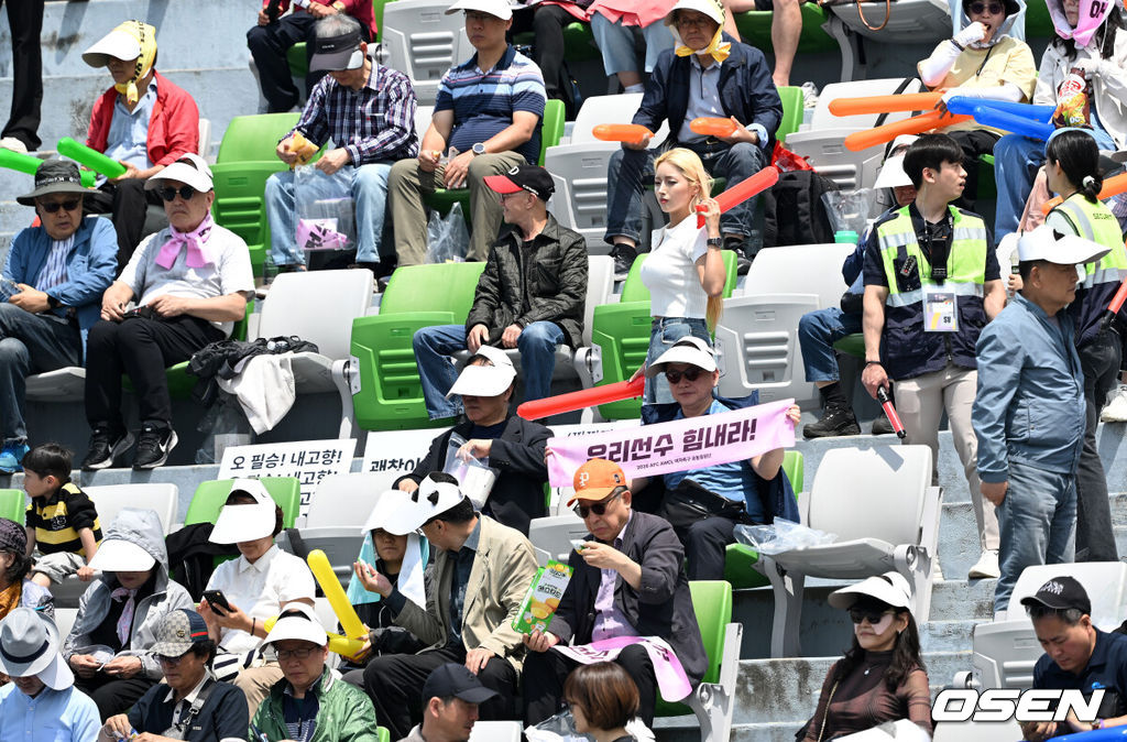 우승컵도, 100만 달러(약 15억 원) 우승 상금도 북한 내고향여자축구단 차지가 됐다. 논란 속 한국에서 열린 결승전에서 내고향은 일본 도쿄 베르디 벨레자를 꺾고 아시아 정상에 올랐다. 경기장 분위기 역시 마지막까지 씁쓸함을 남겼다.내고향은 23일 오후 수원종합운동장에서 열린 2025-2026 아시아축구연맹(AFC) 여자 챔피언스리그(AWCL) 결승전에서 도쿄 베르디를 1-0으로 꺾고 우승을 차지했다. 이날 공식 관중은 2670명이었다.관중들이 내고향여자축구단을 응원하고 있다. 2026.05.23 /sunday@osen.co.kr