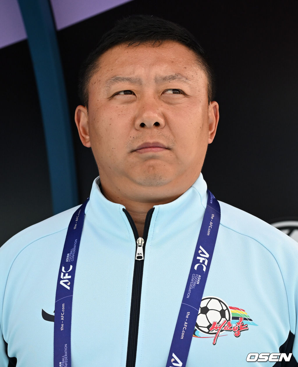 23일 오후 수원종합운동장에서 2025~2026시즌 아시아축구연맹(AFC) 여자 챔피언스리그(AWCL) 결승 북한 내고향여자축구단과 도쿄 베르디의 경기가 열렸다.AWCL은 아시아 각국 여자 축구 리그의 우승팀들이 격돌하는 대회로 2년 전 AFC가 여자 축구 활성화를 위해 출범시켰다.이 대회의 우승 상금은 100만 달러(약 15억 1000만 원), 준우승 상금은 50만 달러(약 7억 5400만 원)다.내고향여자축구단 리유일 감독이 그라운드를 바라보고 있다. 2026.05.23 /sunday@osen.co.kr