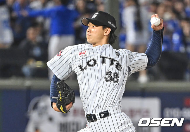 [OSEN=부산, 이석우 기자] 22일 부산 사직야구장에서 2026 신한 SOL KBO 리그 롯데 자이언츠와 삼성 라이온즈의 경기가 열렸다. 홈팀 롯데는 김진욱이, 방문팀 삼성은 오러클린이 선발 출전했다.롯데 자이언츠 홍민기가 역투하고 있다. 2026.05.22 / foto0307@osen.co.kr