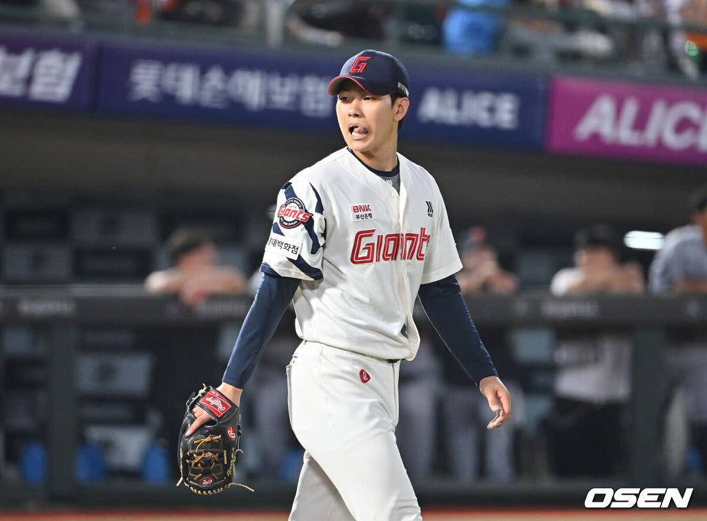 18일 부산 사직야구장에서 2025 신한 SOL 뱅크 KBO 리그 롯데 자이언츠와 한화 이글스의 경기가 열렸다. 홈팀 롯데는 홍민기가, 방문팀 한화는 엄상백이 선발 출전했다.롯데 자이언츠 선발 투수 홍민기가 5회초 교체를 위해 마운드에 오르는 주형광 코치를 바라보고 있다. 2025.06.18 / foto0307@osen.co.kr