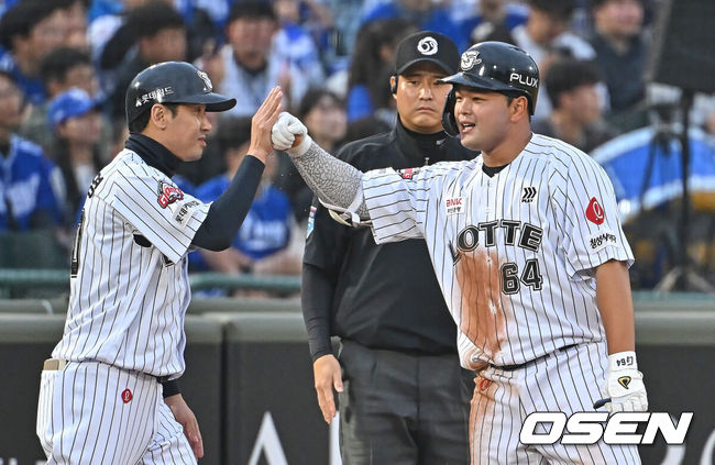 [OSEN=부산, 이석우 기자] 23일 부산 사직야구장에서 2026 신한 SOL KBO 리그 롯데 자이언츠와 삼성 라이온즈의 경기가 열렸다. 홈팀 롯데는 박세웅이, 방문팀 삼성은 장찬희가 선발 출전했다.롯데 자이언츠 김동현이 5회말 2사 1,2루 우익수 앞 2타점 역전 3루타를 치고 하이파이브를 하고 있다. 2026.05.23 / foto0307@osen.co.kr