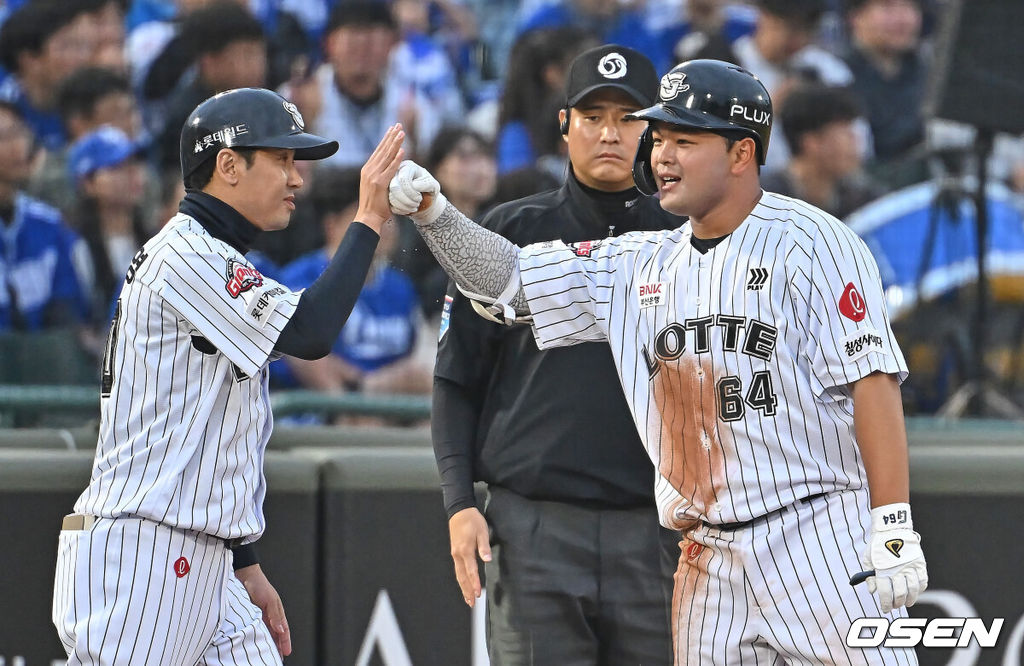 23일 부산 사직야구장에서 2026 신한 SOL KBO 리그 롯데 자이언츠와 삼성 라이온즈의 경기가 열렸다. 홈팀 롯데는 박세웅이, 방문팀 삼성은 장찬희가 선발 출전했다.롯데 자이언츠 김동현이 5회말 2사 1,2루 우익수 앞 2타점 역전 3루타를 치고 하이파이브를 하고 있다. 2026.05.23 / foto0307@osen.co.kr