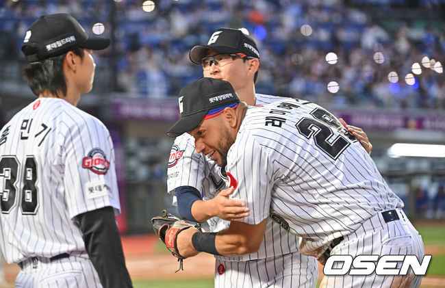 [OSEN=부산, 이석우 기자] 23일 부산 사직야구장에서 2026 신한 SOL KBO 리그 롯데 자이언츠와 삼성 라이온즈의 경기가 열렸다. 홈팀 롯데는 박세웅이, 방문팀 삼성은 장찬희가 선발 출전했다.롯데 자이언츠 선발 투수 박세웅이 7회초 수비를 마친 레이예스와 기쁨의 포옹을 하고 있다. 2026.05.23 / foto0307@osen.co.kr