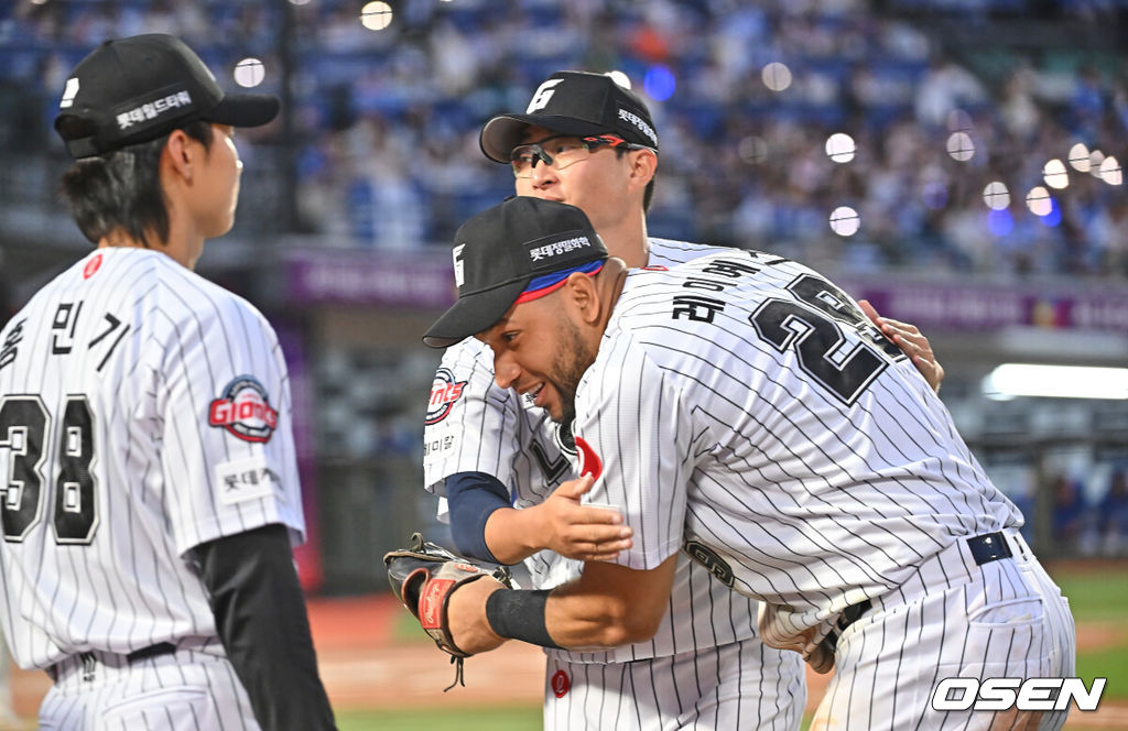 23일 부산 사직야구장에서 2026 신한 SOL KBO 리그 롯데 자이언츠와 삼성 라이온즈의 경기가 열렸다. 홈팀 롯데는 박세웅이, 방문팀 삼성은 장찬희가 선발 출전했다.롯데 자이언츠 선발 투수 박세웅이 7회초 수비를 마친 레이예스와 기쁨의 포옹을 하고 있다. 2026.05.23 / foto0307@osen.co.kr