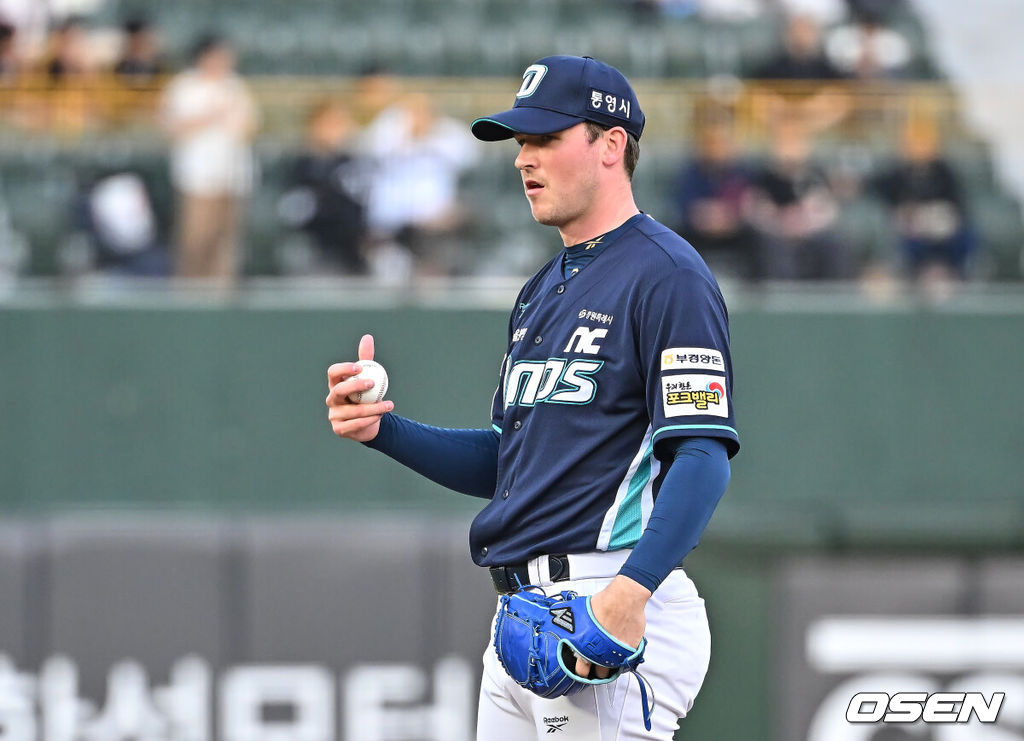 12일 부산 사직야구장에서 2026 신한 SOL KBO 리그 롯데 자이언츠와 NC 다이노스의 경기가 열렸다. 홈팀 롯데는 로드리게스가, 방문팀 NC는 라일리가 선발 출전했다.NC 다이노스 선발 투수 라일리가 사인을 보내고 있다. 2026.05.12 / foto0307@osen.co.kr