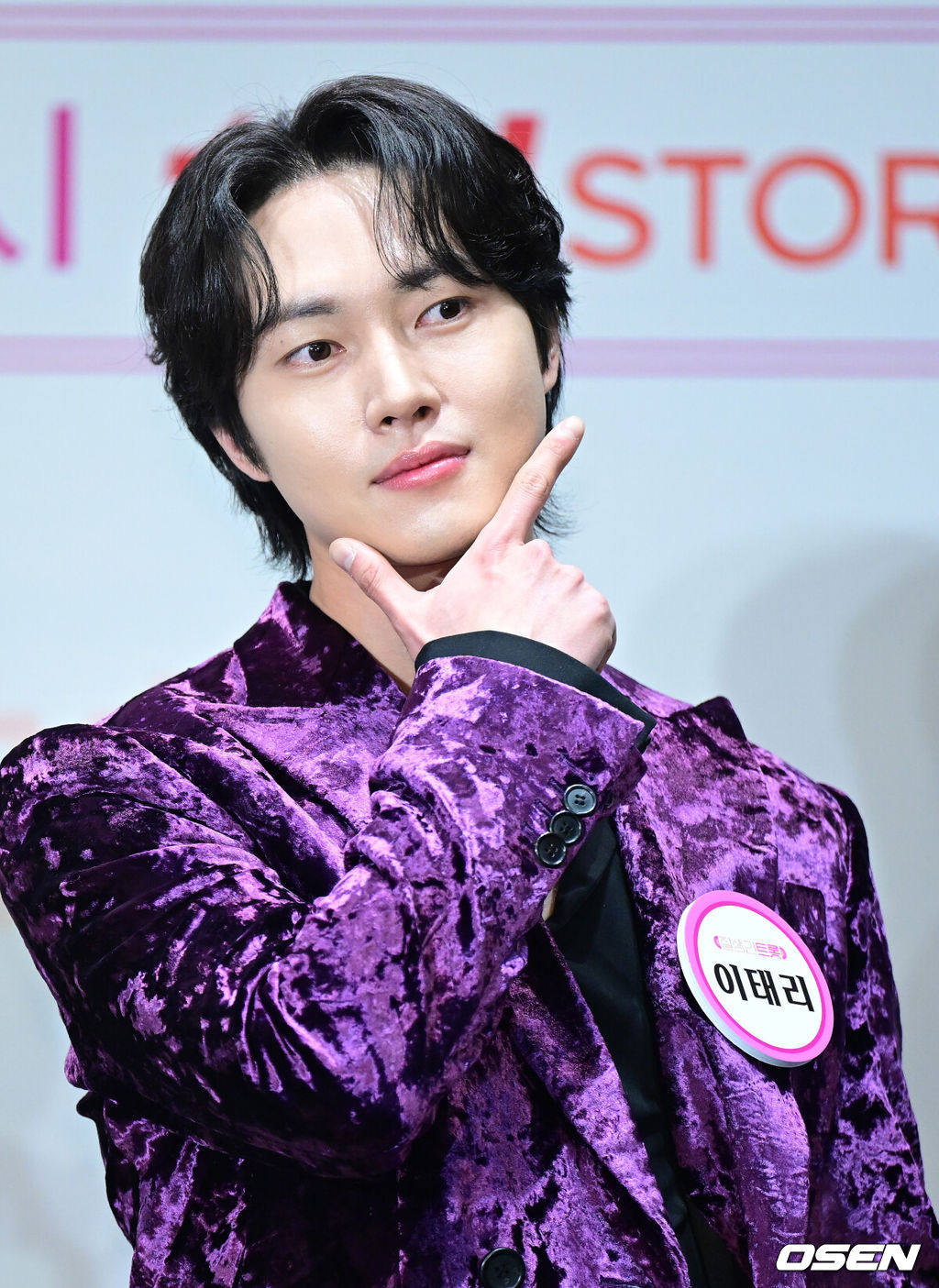 4일 오후 서울 라마다서울신도림호텔에서 tvN STORY ‘잘생긴 트롯’ 제작발표회가 열렸다.‘잘생긴 트롯’은 연예계 대표 12명의 남자 스타들이 트롯에 진정성을 가지고 도전하는 신(新) 음악 예능이다.배우 이태리가 포토타임을 하고 있다. 2025.02.04 / dreamer@osen.co.kr