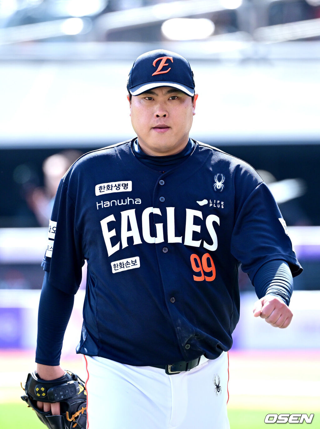17일 수원 KT위즈파크에서 ‘2026 신한 SOL Bank KBO리그’ KT 위즈와 한화 이글스의 경기가 열렸다.홈팀 KT는 맷 사우어, 방문팀 한화는 류현진을 선발로 내세웠다.5회말 KT 공격을 무실점으로 막아낸 한화 선발 류현진이 더그아웃으로 향하고 있다. 2026.05.17 / dreamer@osen.co.kr