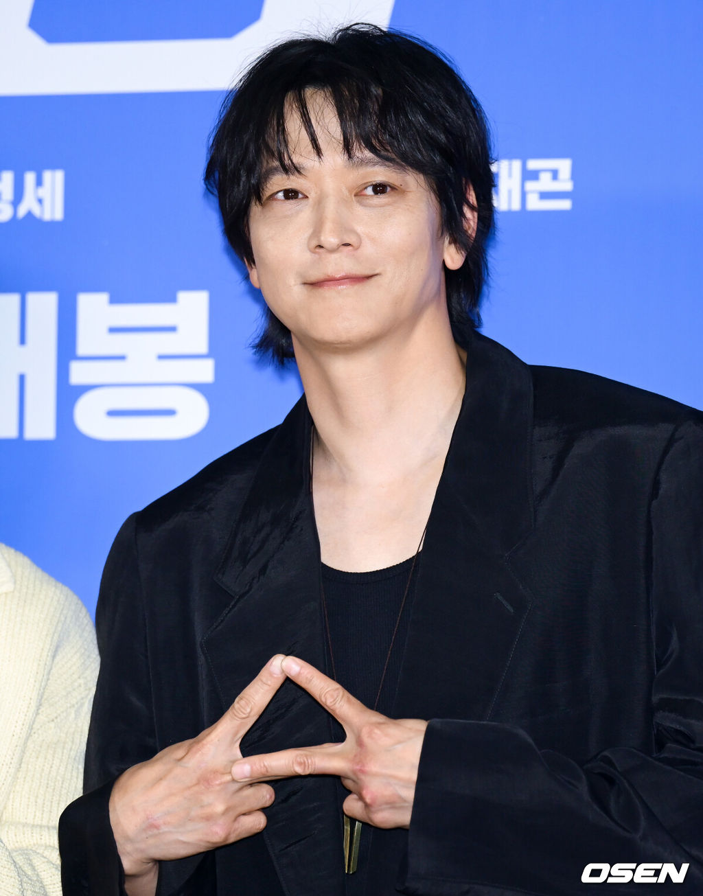 영화 ‘와일드 씽'(감독 손재곤) 언론배급시사 및 기자간담회가 18일 서울 송파구 롯데시네마 월드타워에서 열렸다.‘와일드 씽’은 한때 가요계를 휩쓸었지만 예기치 못한 사건에 휘말려 하루아침에 해체된 3인조 혼성 댄스 그룹 트라이앵글이 20년 만에 찾아온 재기의 기회를 잡기 위해 무모한 도전을 벌이는 코미디 영화다. 배우 강동원이 포즈를 취하고 있다. 2026.05.18 /cej@osen.co.kr