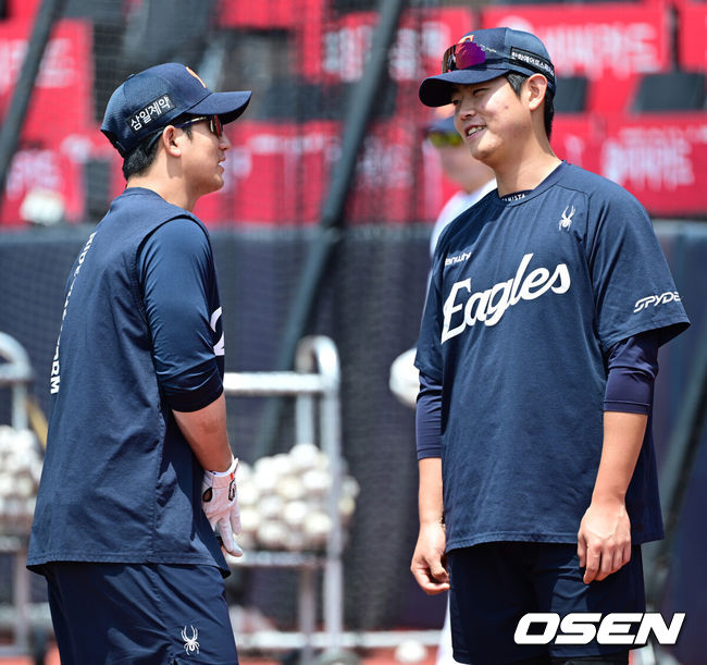 [OSEN=수원, 최규한 기자] 17일 수원 KT위즈파크에서 ‘2026 신한 SOL Bank KBO리그’ KT 위즈와 한화 이글스의 경기가 열린다.홈팀 KT는 맷 사우어, 방문팀 한화는 류현진을 선발로 내세운다.경기 전 훈련에서 한화 최재훈과 허인서가 대화를 나누고 있다. 2026.05.17 / dreamer@osen.co.kr