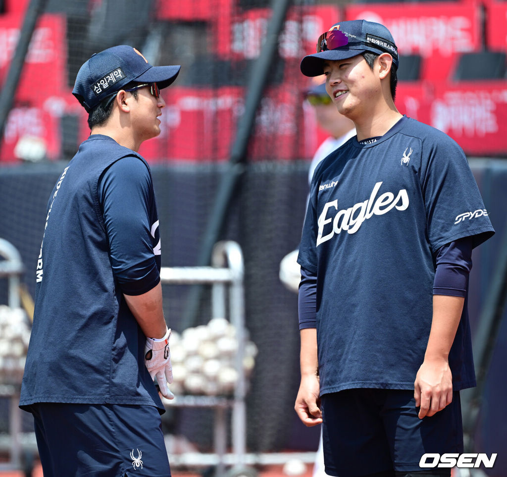 17일 수원 KT위즈파크에서 ‘2026 신한 SOL Bank KBO리그’ KT 위즈와 한화 이글스의 경기가 열린다.홈팀 KT는 맷 사우어, 방문팀 한화는 류현진을 선발로 내세운다.경기 전 훈련에서 한화 최재훈과 허인서가 대화를 나누고 있다. 2026.05.17 / dreamer@osen.co.kr