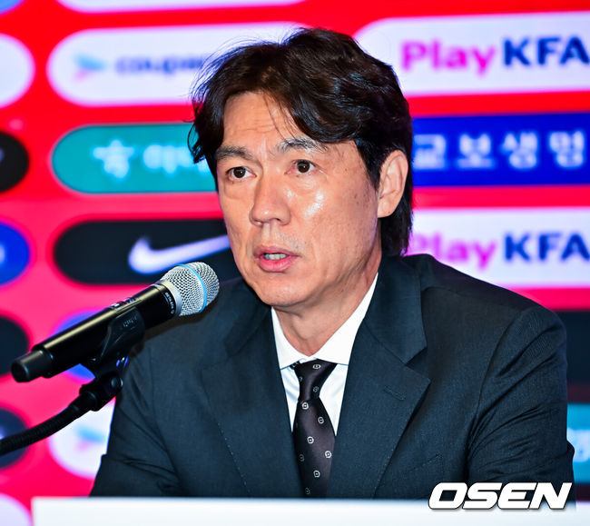 [OSEN=민경훈 기자] 북중미월드컵 국가대표팀 명단 발표 기자회견이 16일 서울 종로구 KT 광화문 빌딩 온마당에서 열렸다.이 자리에서 홍명보 감독이 이끄는 대한민국 축구 국가대표팀은 2026 국제축구연맹(FIFA) 북중미 월드컵 최종 명단 26인을 발표한다.홍명보 감독이 기자회견을 하고 있다. 2026.05.16 / rumi@osen.co.kr