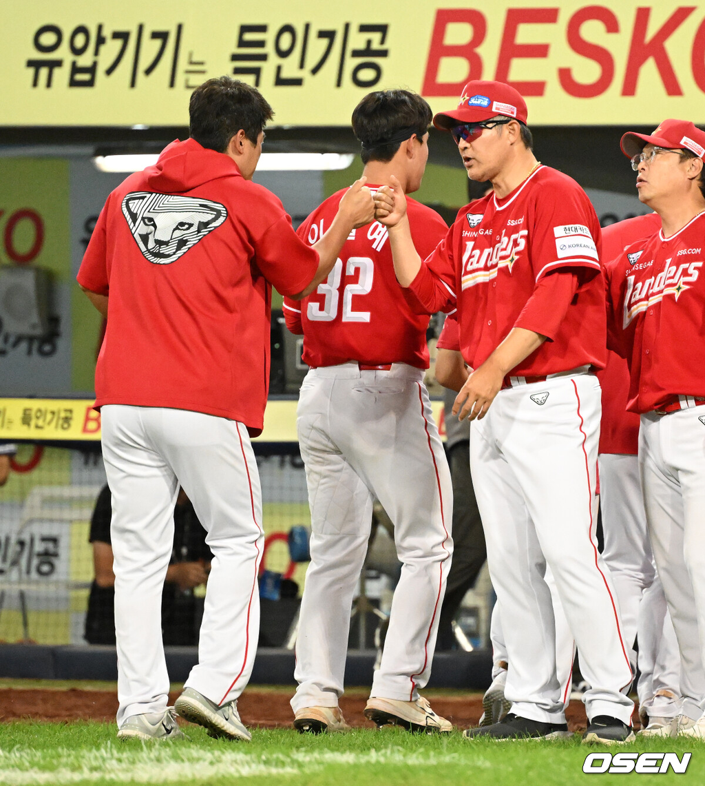 SSG 이숭용 감독과 노경은./OSEN DB