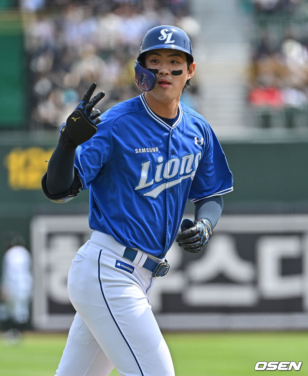 24일 부산 사직야구장에서 2026 신한 SOL KBO 리그 롯데 자이언츠와 삼성 라이온즈의 경기가 열렸다. 홈팀 롯데는 로드리게스가, 방문팀 삼성은 양창섭이 선발 출전했다.삼성 라이온즈 구자욱이 1회초 1사 1루 우월 2점 홈런을 치고 세리머니를 하고 있다. 2026.05.24 / foto0307@osen.co.kr