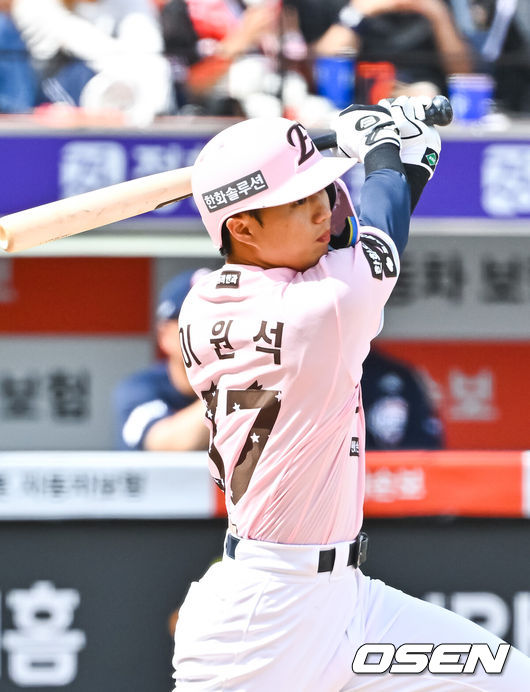 [OSEN=대전, 박준형 기자] 24일 대전 한화생명 볼파크에서 2026 신한 SOL KBO리그&nbsp;한화 이글스와 두산 베어스의 경기가 진행됐다. 이날 한화는 류현진을, 두산은 최승용을 선발투수로 내세웠다.5회말 무사 3루 한화 이원석이 1타점 적시타를 날리고 있다.  2026.05.24 / soul1014@osen.co.kr
