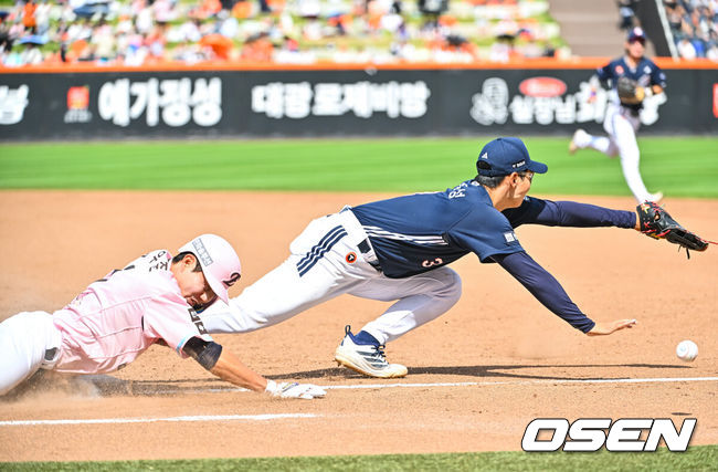 [OSEN=대전, 박준형 기자] 24일 대전 한화생명 볼파크에서 2026 신한 SOL KBO리그&nbsp;한화 이글스와 두산 베어스의 경기가 진행됐다. 이날 한화는 류현진을, 두산은 최승용을 선발투수로 내세웠다.5회말 한화 선두타자 심우준이 안타를 날리고 1루 슬라이딩을 하고 있다.  2026.05.24 / soul1014@osen.co.kr