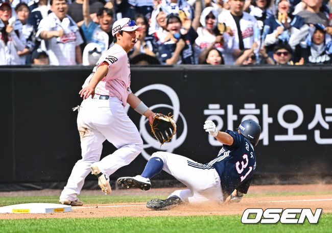 [OSEN=대전, 박준형 기자] 24일 대전 한화생명 볼파크에서 2026 신한 SOL KBO리그&nbsp;한화 이글스와 두산 베어스의 경기가 진행됐다. 이날 한화는 류현진을, 두산은 최승용을 선발투수로 내세웠다.6회초 1사 두산 정수빈이 3루타를 날리고 3루에 슬라이딩을 하고 있다.  2026.05.24 / soul1014@osen.co.kr