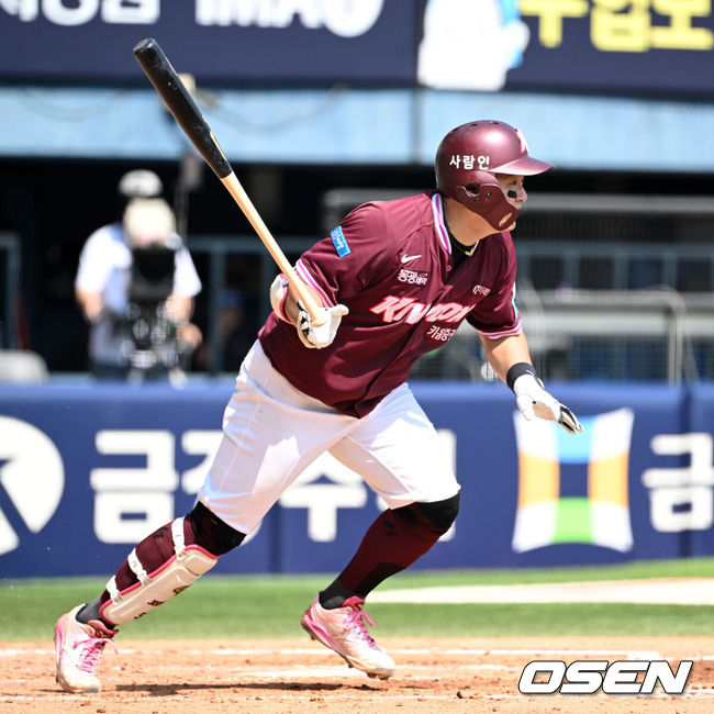 [OSEN=잠실, 이대선 기자] 24일 서울 잠실야구장에서 2026 신한 SOL KBO리그 LG 트윈스와 키움 히어로즈의 경기가 열렸다.LG는 송승기, 키움은 박준현을 선발로 내세웠다.4회초 무사 2루에서 키움 최주환이 적시타를 치고 있다. 2026.05.24 /sunday@osen.co.kr