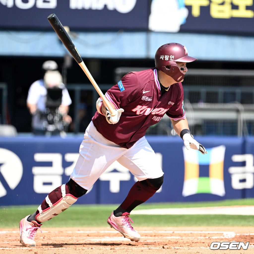 24일 서울 잠실야구장에서 2026 신한 SOL KBO리그 LG 트윈스와 키움 히어로즈의 경기가 열렸다.LG는 송승기, 키움은 박준현을 선발로 내세웠다.4회초 무사 2루에서 키움 최주환이 적시타를 치고 있다. 2026.05.24 /sunday@osen.co.kr