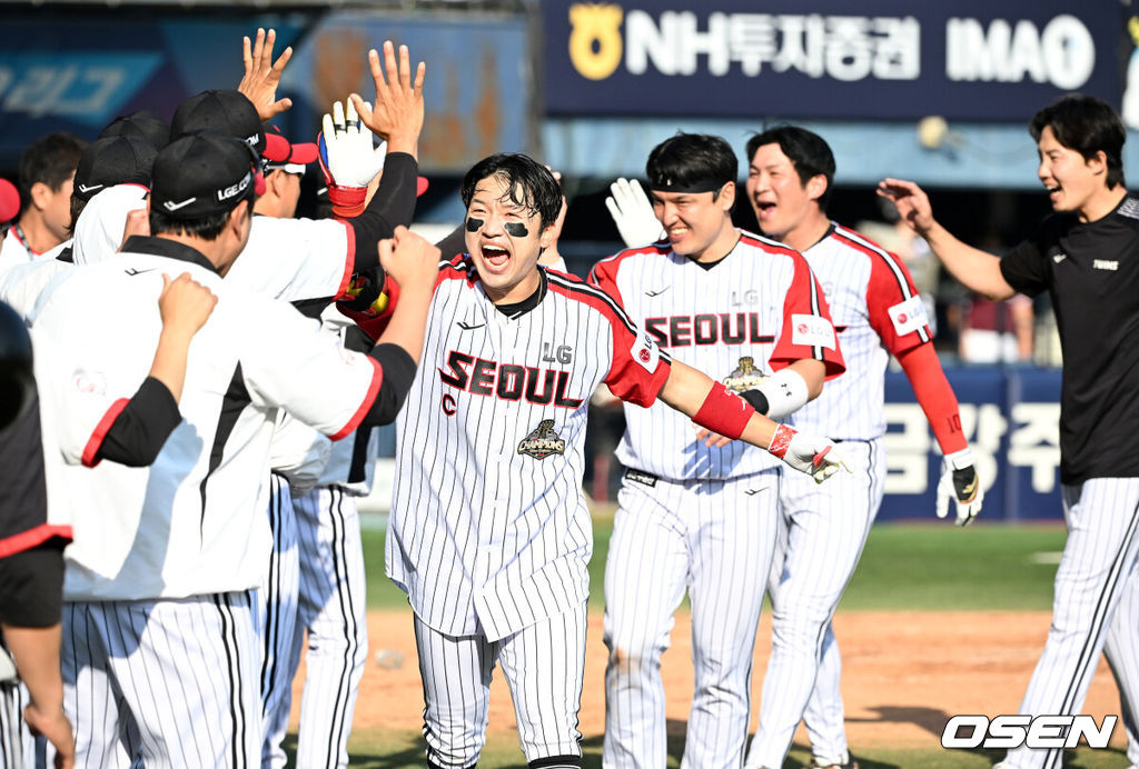 프로야구 LG 트윈스가 키움 히어로즈 상대로 극적인 끝내기 승리를 거뒀다.  LG는 24일 서울 잠실구장에서 열린 2026 KBO리그 키움과 경기에서 6-4 끝내기로 승리했다. 9회말 2사 1,2루에서 박해민이 끝내기 스리런 홈런을 쏘아올렸다.  9회말 2사 1,2루에서 LG 박해민이 끝내기 홈런을 치고 환호하고 있다. 2026.05.24 /sunday@osen.co.kr