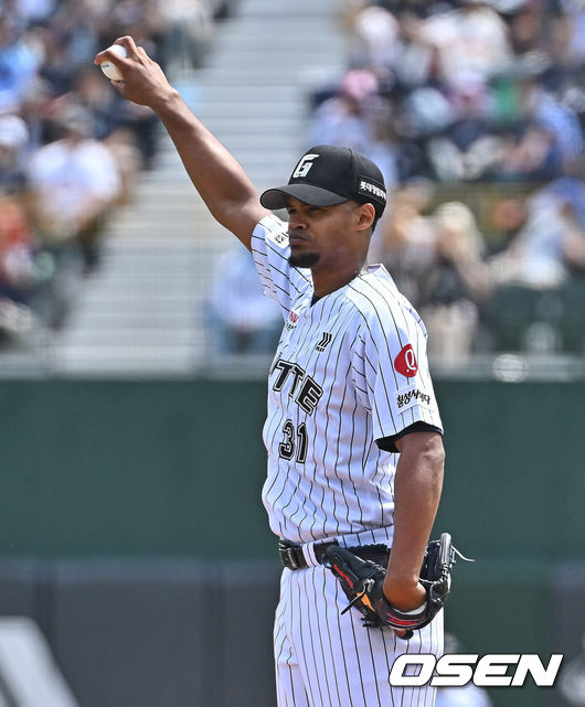 [OSEN=부산, 이석우 기자] 24일 부산 사직야구장에서 2026 신한 SOL KBO 리그 롯데 자이언츠와 삼성 라이온즈의 경기가 열렸다. 홈팀 롯데는 로드리게스가, 방문팀 삼성은 양창섭이 선발 출전했다.롯데 자이언츠 선발 투수 로드리게스가 어두운 표정을 짓고 있다. 2026.05.24 / foto0307@osen.co.kr