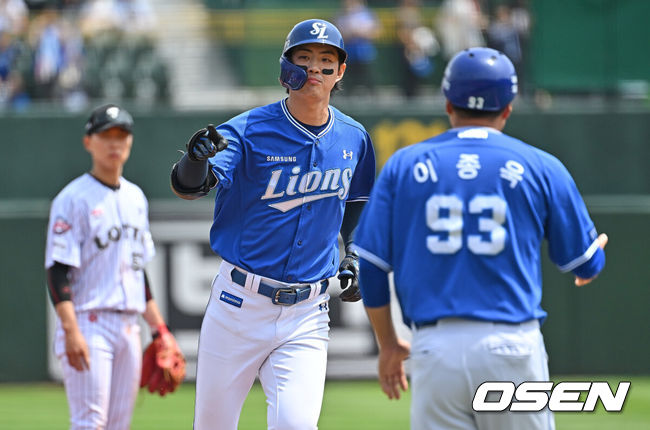 [OSEN=부산, 이석우 기자] 24일 부산 사직야구장에서 2026 신한 SOL KBO 리그 롯데 자이언츠와 삼성 라이온즈의 경기가 열렸다. 홈팀 롯데는 로드리게스가, 방문팀 삼성은 양창섭이 선발 출전했다.삼성 라이온즈 구자욱이 1회초 1사 1루 우월 2점 홈런을 치고 세리머니를 하고 있다. 2026.05.24 / foto0307@osen.co.kr
