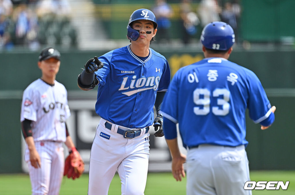 24일 부산 사직야구장에서 2026 신한 SOL KBO 리그 롯데 자이언츠와 삼성 라이온즈의 경기가 열렸다. 홈팀 롯데는 로드리게스가, 방문팀 삼성은 양창섭이 선발 출전했다.삼성 라이온즈 구자욱이 1회초 1사 1루 우월 2점 홈런을 치고 세리머니를 하고 있다. 2026.05.24 / foto0307@osen.co.kr