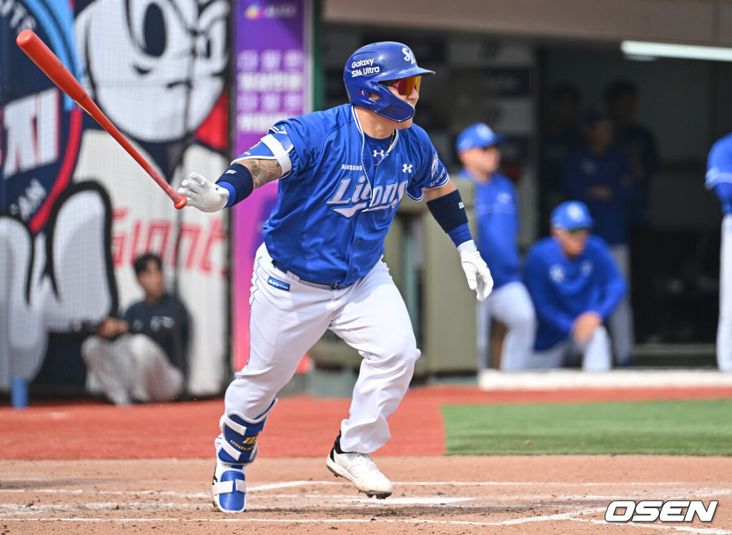 24일 부산 사직야구장에서 2026 신한 SOL KBO 리그 롯데 자이언츠와 삼성 라이온즈의 경기가 열렸다. 홈팀 롯데는 로드리게스가, 방문팀 삼성은 양창섭이 선발 출전했다.삼성 라이온즈 최형우가 7회초 2사 1,2루 중견수 오른쪽 1타점 안타를 치고 있다. 2026.05.24 / foto0307@osen.co.kr