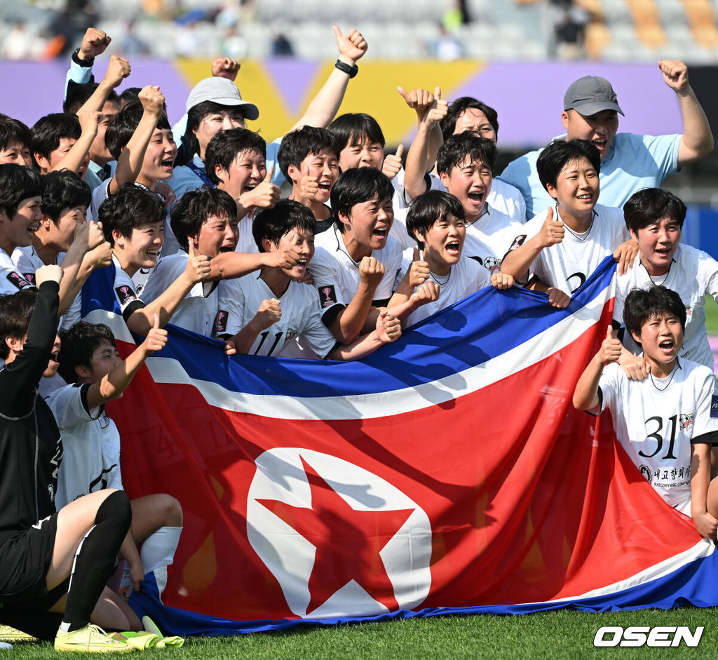 우승컵도, 100만 달러(약 15억 원) 우승 상금도 북한 내고향여자축구단 차지가 됐다. 논란 속 한국에서 열린 결승전에서 내고향은 일본 도쿄 베르디 벨레자를 꺾고 아시아 정상에 올랐다. 경기장 분위기 역시 마지막까지 씁쓸함을 남겼다.내고향은 23일 오후 수원종합운동장에서 열린 2025-2026 아시아축구연맹(AFC) 여자 챔피언스리그(AWCL) 결승전에서 도쿄 베르디를 1-0으로 꺾고 우승을 차지했다. 이날 공식 관중은 2670명이었다.경기 종료 후 내고향여자축구단 선수들이 우승의 기쁨을 만끽하고 있다. 2026.05.23 /sunday@osen.co.kr
