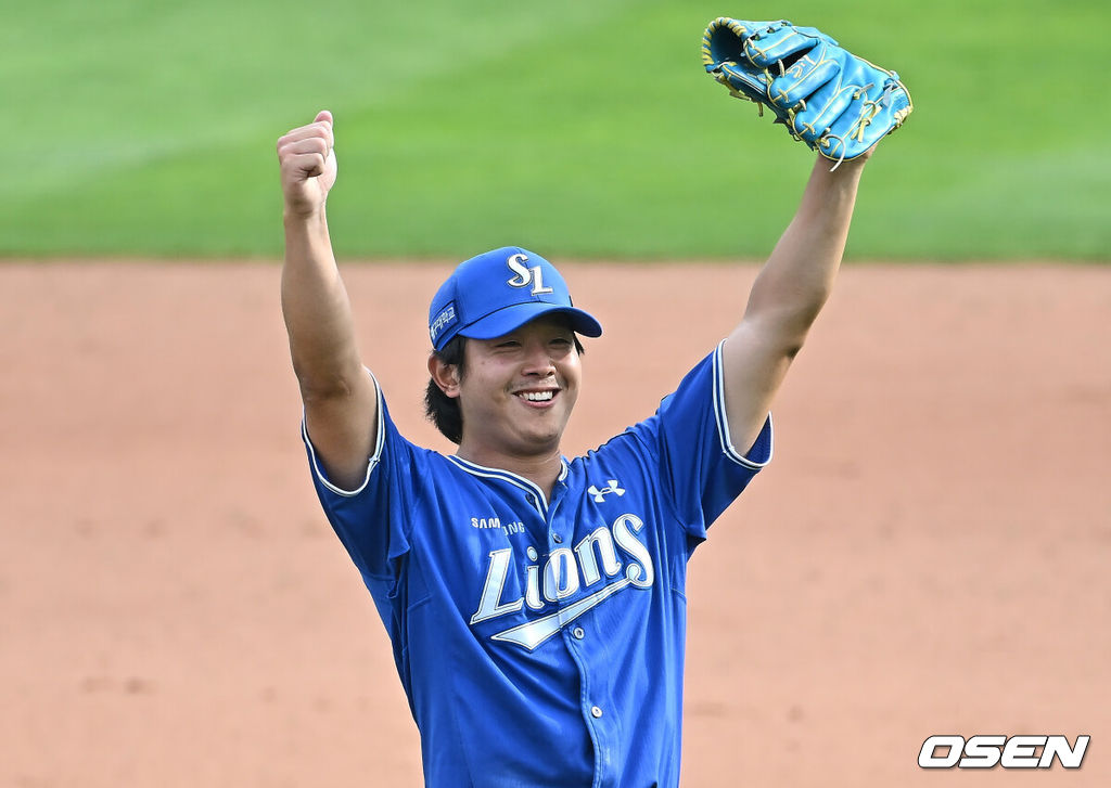 24일 부산 사직야구장에서 2026 신한 SOL KBO 리그 롯데 자이언츠와 삼성 라이온즈의 경기가 열렸다. 홈팀 롯데는 로드리게스가, 방문팀 삼성은 양창섭이 선발 출전했다.삼성 라이온즈 선발 투수 양창섭이 9회말 2사 롯데 자이언츠 황성빈을 우익수 플라이로 잡고 완봉승을 기록한 후 기뻐하고 있다. 2026.05.24 / foto0307@osen.co.kr