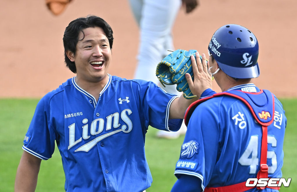 24일 부산 사직야구장에서 2026 신한 SOL KBO 리그 롯데 자이언츠와 삼성 라이온즈의 경기가 열렸다. 홈팀 롯데는 로드리게스가, 방문팀 삼성은 양창섭이 선발 출전했다.삼성 라이온즈 선발 투수 양창섭이 9회말 2사 롯데 자이언츠 황성빈을 우익수 플라이로 잡고 완봉승을 기록한 후 장승현에게 감사 인사를 하고 있다. 2026.05.24 / foto0307@osen.co.kr