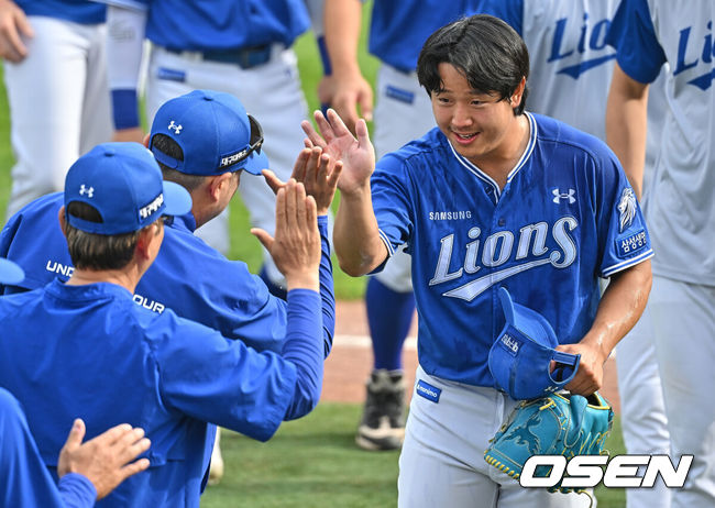 [OSEN=부산, 이석우 기자] 24일 부산 사직야구장에서 2026 신한 SOL KBO 리그 롯데 자이언츠와 삼성 라이온즈의 경기가 열렸다. 홈팀 롯데는 로드리게스가, 방문팀 삼성은 양창섭이 선발 출전했다.삼성 라이온즈 선발 투수 양창섭이 9회말 2사 롯데 자이언츠 황성빈을 우익수 플라이로 잡고 완봉승을 기록한 후 박진만 감독과 하이파이브를 하고 있다. 2026.05.24 / foto0307@osen.co.kr