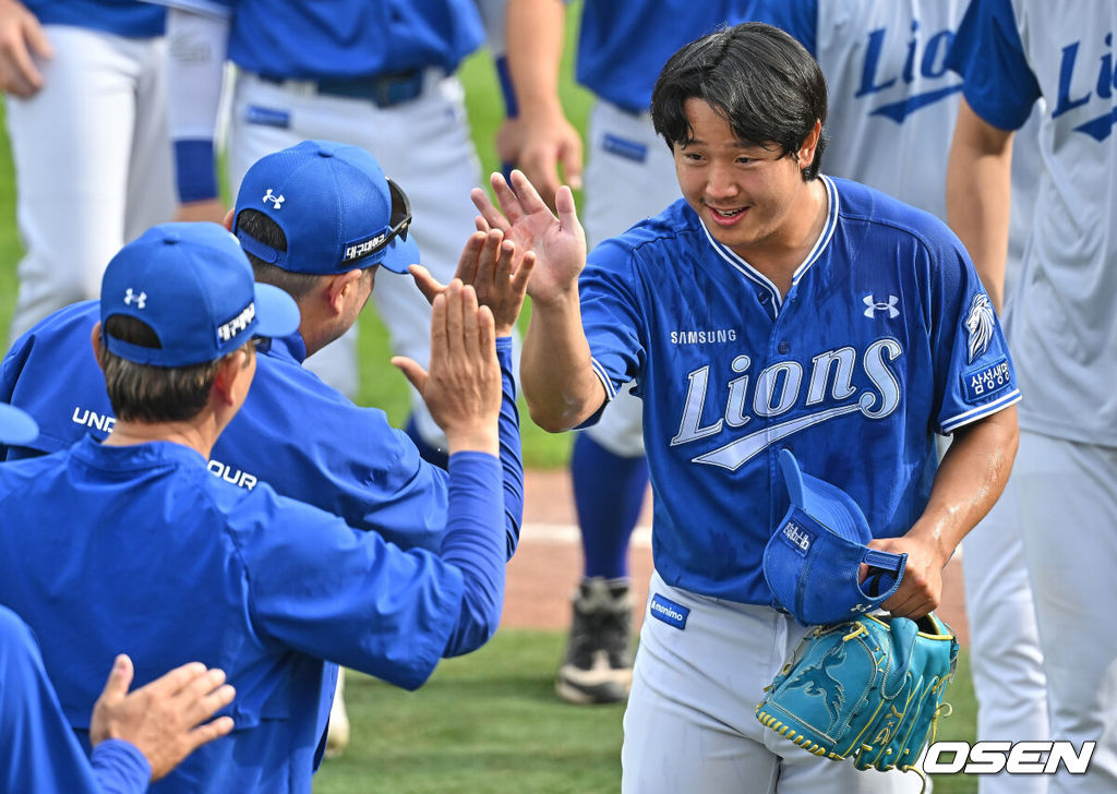 24일 부산 사직야구장에서 2026 신한 SOL KBO 리그 롯데 자이언츠와 삼성 라이온즈의 경기가 열렸다. 홈팀 롯데는 로드리게스가, 방문팀 삼성은 양창섭이 선발 출전했다.삼성 라이온즈 선발 투수 양창섭이 9회말 2사 롯데 자이언츠 황성빈을 우익수 플라이로 잡고 완봉승을 기록한 후 박진만 감독과 하이파이브를 하고 있다. 2026.05.24 / foto0307@osen.co.kr
