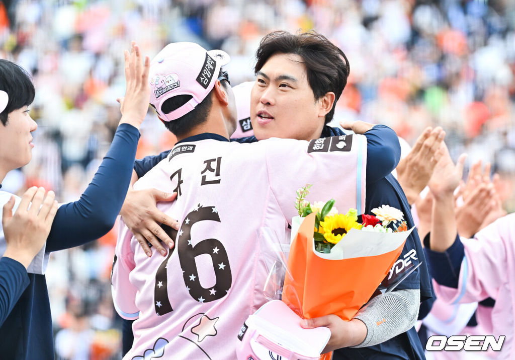  프로야구 한화 이글스가 두산 베어스와의 주말 3연전을 싹쓸이, 류현진의 한미 통산 200승까지 겹경사를 누렸다.김경문 감독이 이끄는 한화는 24일 대전 한화생명 볼파크에서 열린 두산과의 홈경기에서 승리했다. 이날 승리로 두산전을 모두 쓸어담은 한화는 3연승으로 시즌 전적 23승24패를 만들었다. 반면 두산은 4연승 후 3연패에 빠지며 22승25패1무가 됐다.경기종료 후 한미 통산 200승 달성한 류현진이 윤규진 코치와 포옹을 하고 있다.  2026.05.24 / soul1014@osen.co.kr