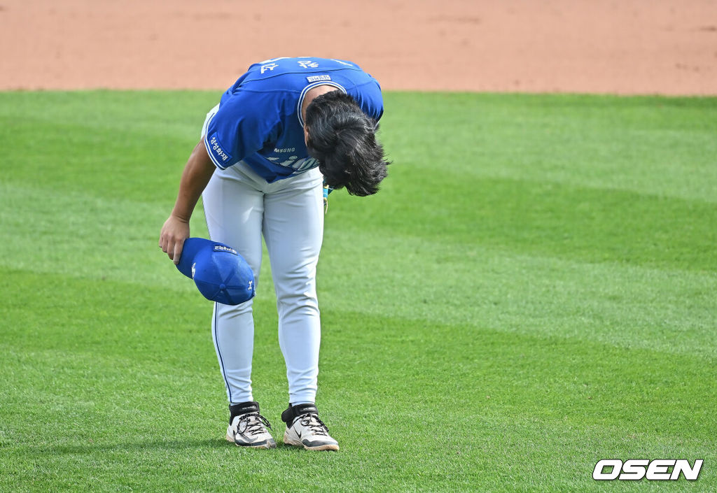 24일 부산 사직야구장에서 2026 신한 SOL KBO 리그 롯데 자이언츠와 삼성 라이온즈의 경기가 열렸다. 홈팀 롯데는 로드리게스가, 방문팀 삼성은 양창섭이 선발 출전했다.삼성 라이온즈 선발 투수 양창섭이 9회말 2사 롯데 자이언츠 황성빈을 우익수 플라이로 잡고 완봉승을 기록한 후 장승현에게 감사 인사를 하고 있다. 2026.05.24 / foto0307@osen.co.kr