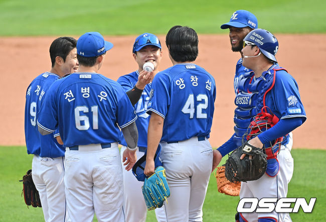 [OSEN=부산, 이석우 기자] 24일 부산 사직야구장에서 2026 신한 SOL KBO 리그 롯데 자이언츠와 삼성 라이온즈의 경기가 열렸다. 홈팀 롯데는 로드리게스가, 방문팀 삼성은 양창섭이 선발 출전했다.삼성 라이온즈 선발 투수 양창섭이 9회말 2사 롯데 자이언츠 황성빈을 우익수 플라이로 잡고 완봉승을 기록한 후 류지혁에게 기록구를 받고 있다. 2026.05.24 / foto0307@osen.co.kr